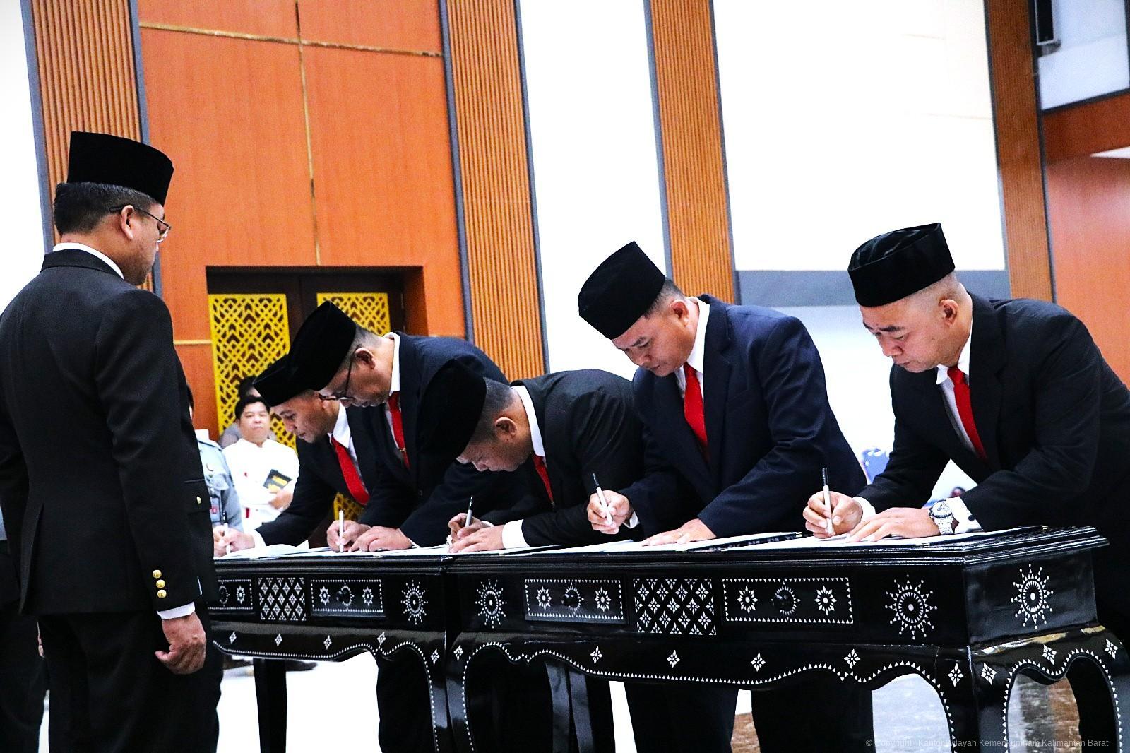 Lima PPNS Satpol PP resmi dilantik dan mengucapkan sumpah jabatan di acara pelantikan yang berlangsung di Aula Kanwil Kemenkum Kalbar.