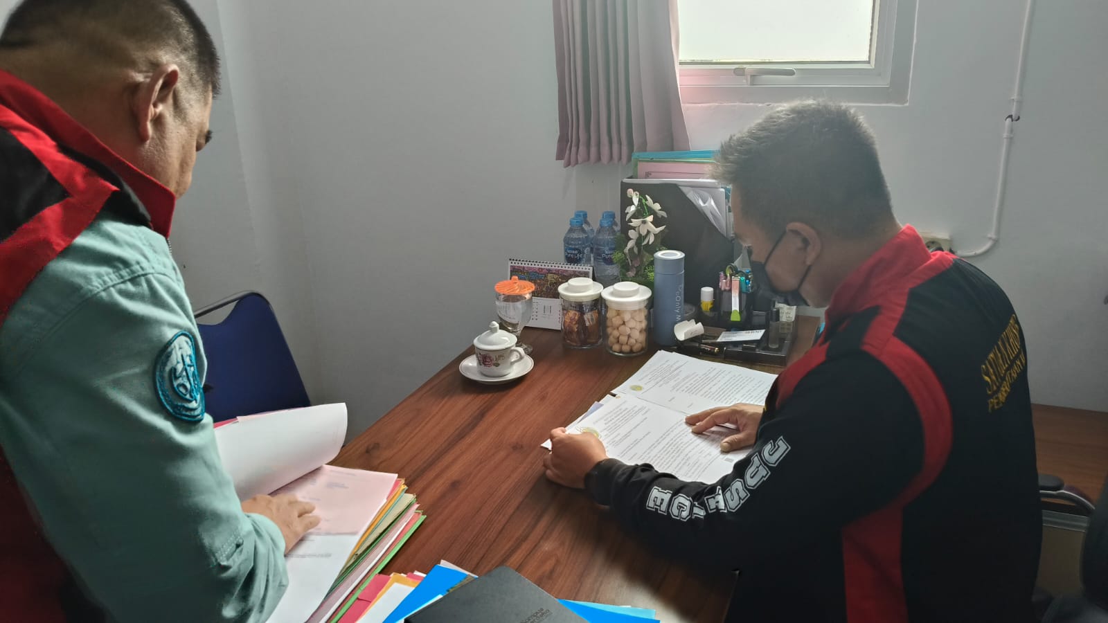 Tim Penyidik Kejaksaan Tinggi Kalimantan Barat pada Senin, (08/12/2025) mengeledah dua lokasi di Ketapang terkait perkara tindak pidana korupsi.