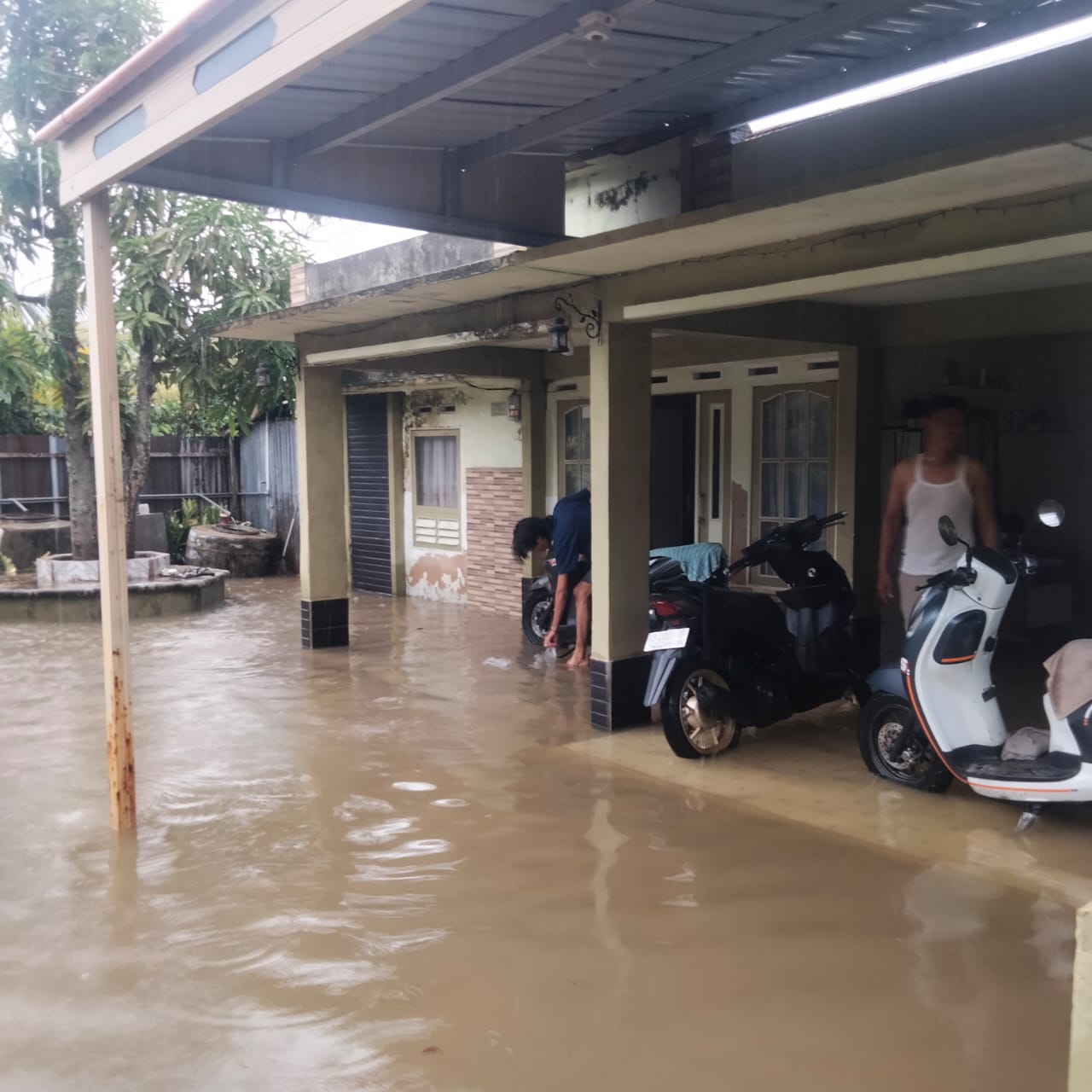 Situasi warga di Dusun Banjar Pemangkat Kota yang terdampak air banjir rob.