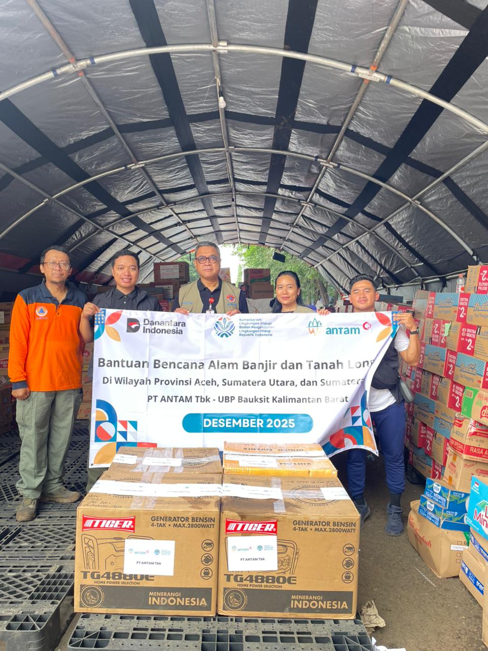 PT ANTAM Tbk-UBP Bauksit Kalimantan Barat serahkan Bantuan untuk Penanganan Banjir dan Tanah Longsor di Aceh, Sumatera Utara, dan Sumatera Barat di Bandara Halim Perdana Kusuma, Jakarta, 6 Desember