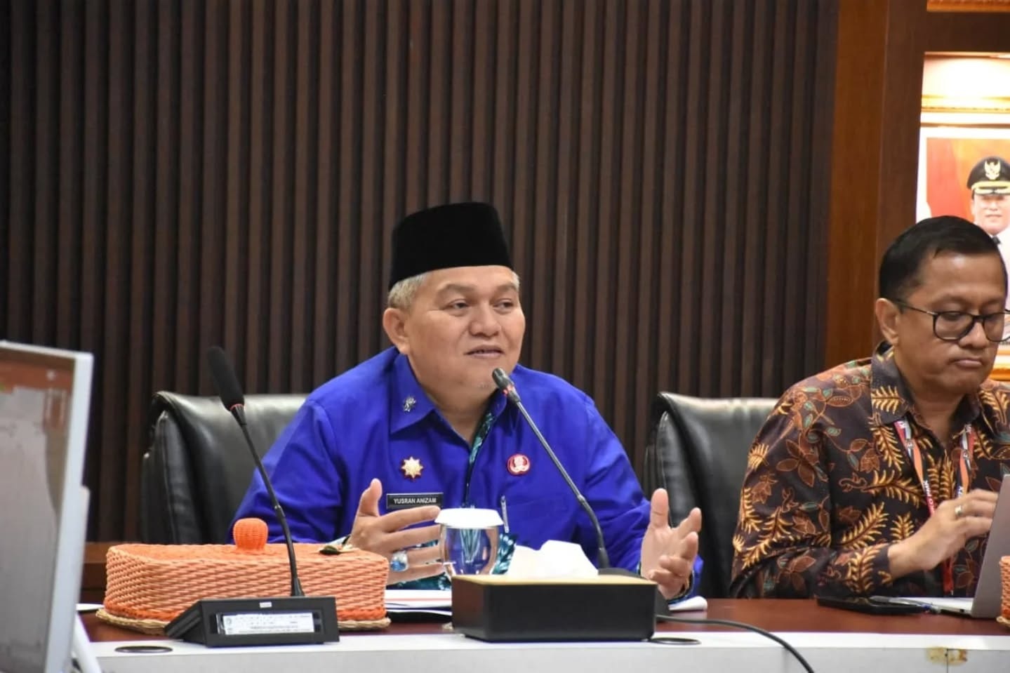 PAPARKAN: Sekda Kubu Raya Yusran Anizam memaparkan progres pembangunan RSUD TBSI dalam rapat monitoring, Jumat (5/12).