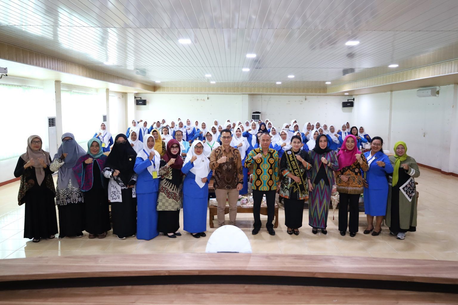 KONFERENSI DAERAH: Sekda Ketapang, Repalianto, membuka Konferensi Daerah IGTKI&ndash;PGRI Ketapang 2025 di Aula Distanakbun Ketapang, Sabtu (6/12).