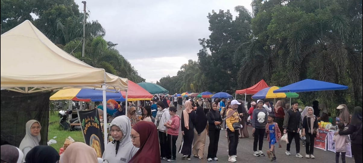 RAMAI: Masyarakat meramaikan kegiatan CFD Sambas. Setelah berolahraga, diantaranya berbelanja aneka kuliner yang ada di tempat tersebut.