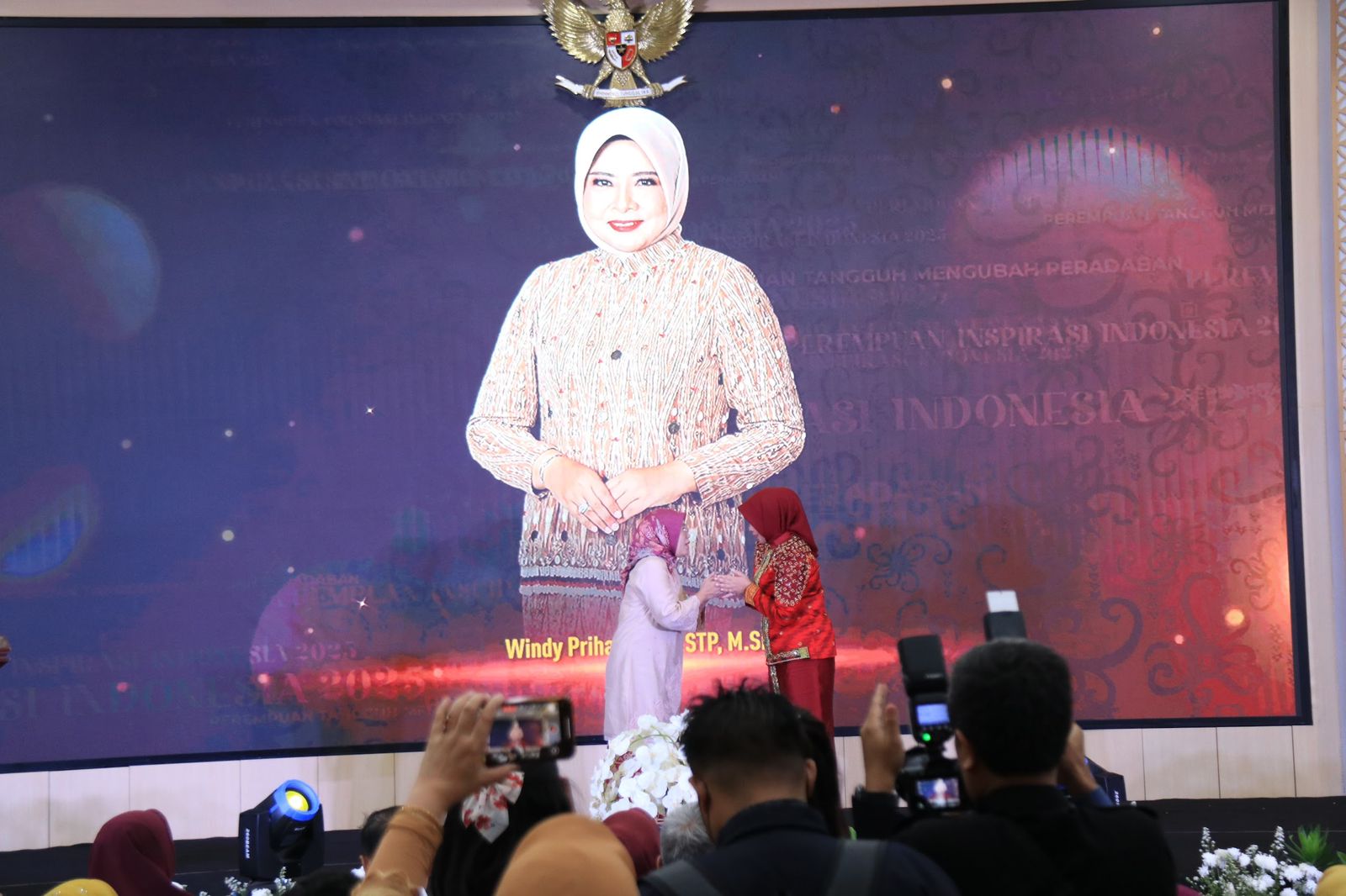 PENGHARGAAN : Momen Ketua DWP Kalbar, Windy Prihastari menerima Anugerah Penghargaan Perempuan Inspirasi Indonesia 2025 yang diserahkan pada acara IPEMI di Jakarta.