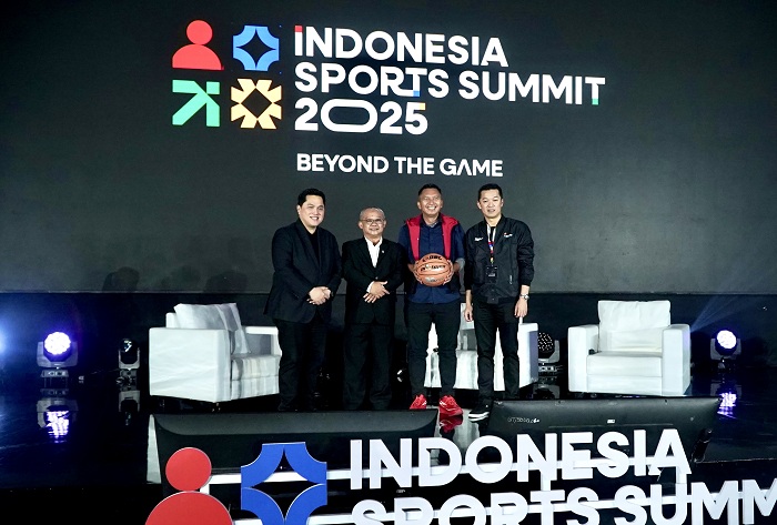 Para peserta Indonesia Sports Summit 2025 berfoto bersama di acara "Beyond The Game" yang membahas pengembangan olahraga di Indonesia.