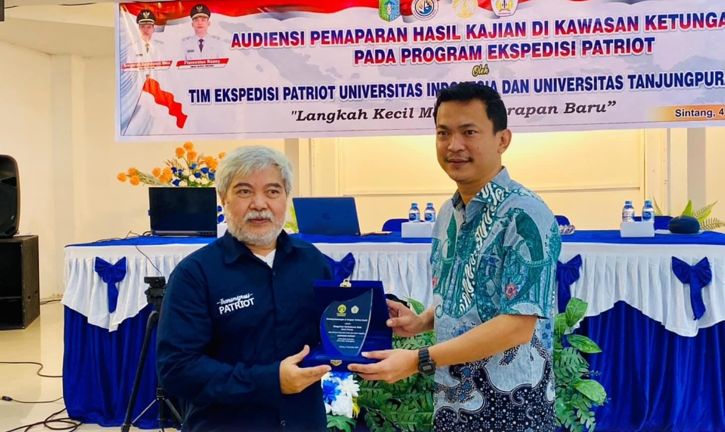 PAPARAN: Wakil Bupati Sintang menerima pemaparan kajian Tim Ekspedisi Patriot terkait potensi kawasan transmigrasi Ketungau Hulu.