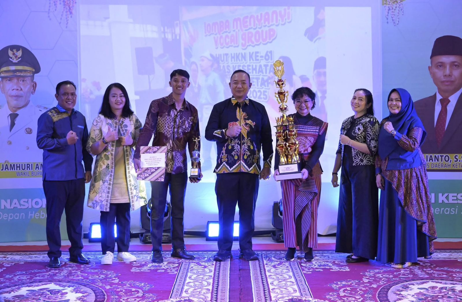 SERAHKAN HADIAH: Bupati Ketapang, menyerahkan hadiah kepada fasilitas-fasilitas kesehatan yang telah memenangkan perlombaan dalam rangkaian peringatan HKN ke-61.