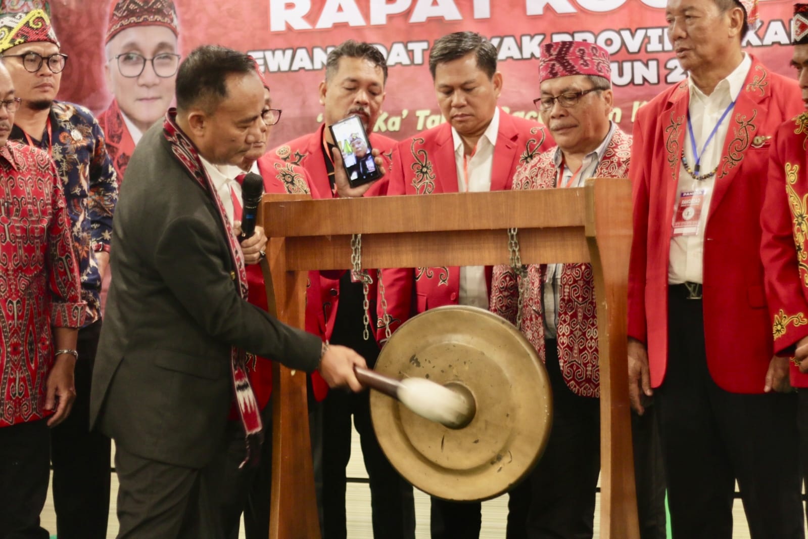 RAKOR DAD: Rapat Koordinasi Dewan Adat Dayak (DAD) Provinsi Kalimantan Barat resmi ditutup dengan ditandai pemukulan gong yang berlangsung di Sabtu (6/12).