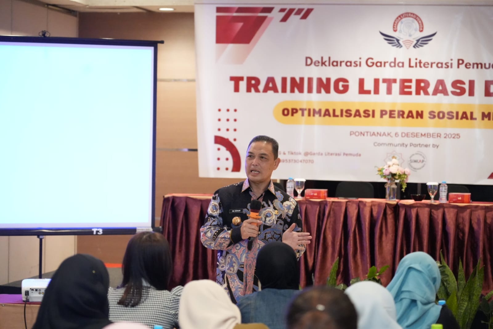 GARDA LITERASI: Deklarasi Garda Literasi Pemuda pada Optimalisasi Peran Sosial Media bersama Pemuda Melayu yang berlangsung di Hotel Transera Pontianak.