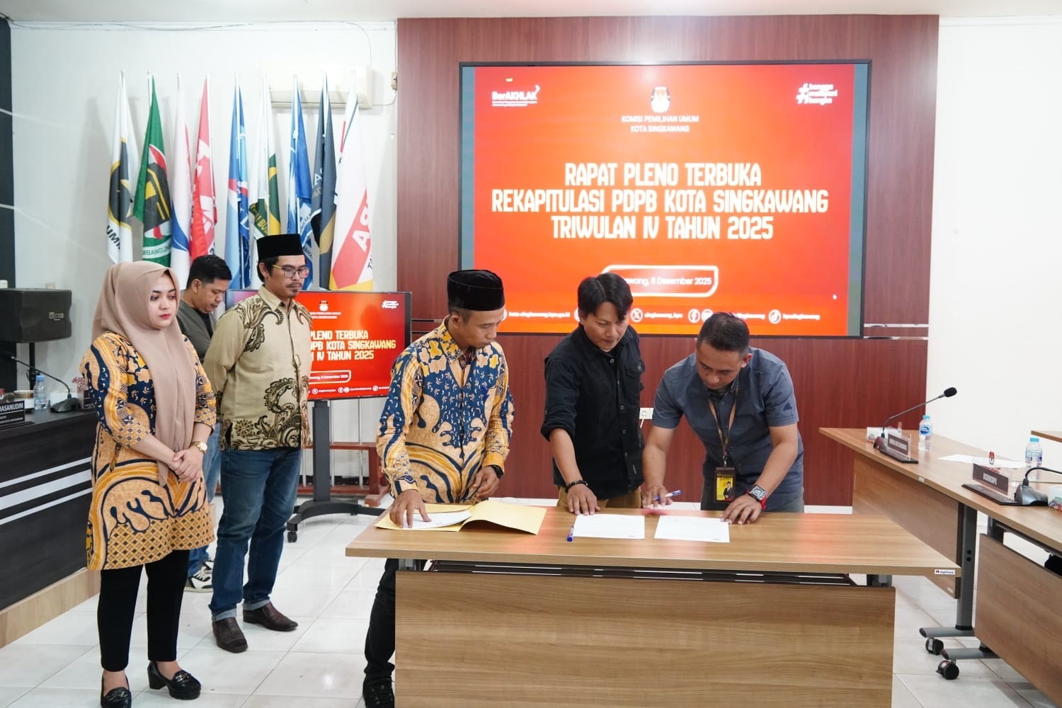 Penandatanganan berita acara serah terima dokumen rekapitulasi PDPB Triwulan IV Tahun 2025.