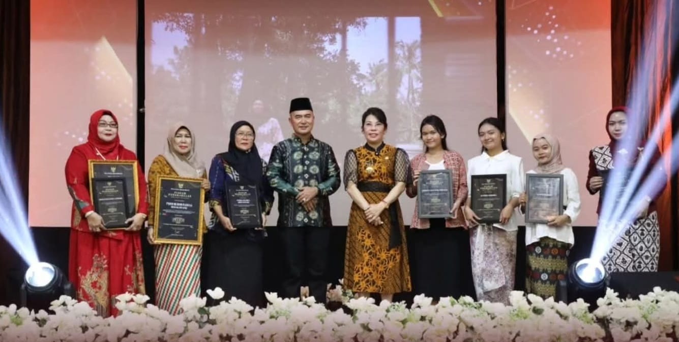 Wali Kota Singkawang, Tjhai Chui Mie bersama Kadisdikbud Singkawang Asmadi turut hadir pada Disdikbud Award 2025.