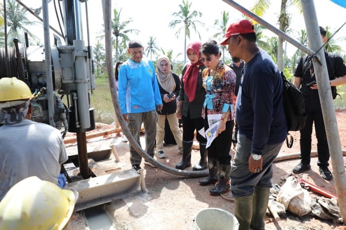Wali Kota Singkawang, Tjhai Chui Mie, meninjau pembangunan Jaringan Irigasi Air Tanah (JIAT) di Kelurahan Naram, Singkawang Utara,