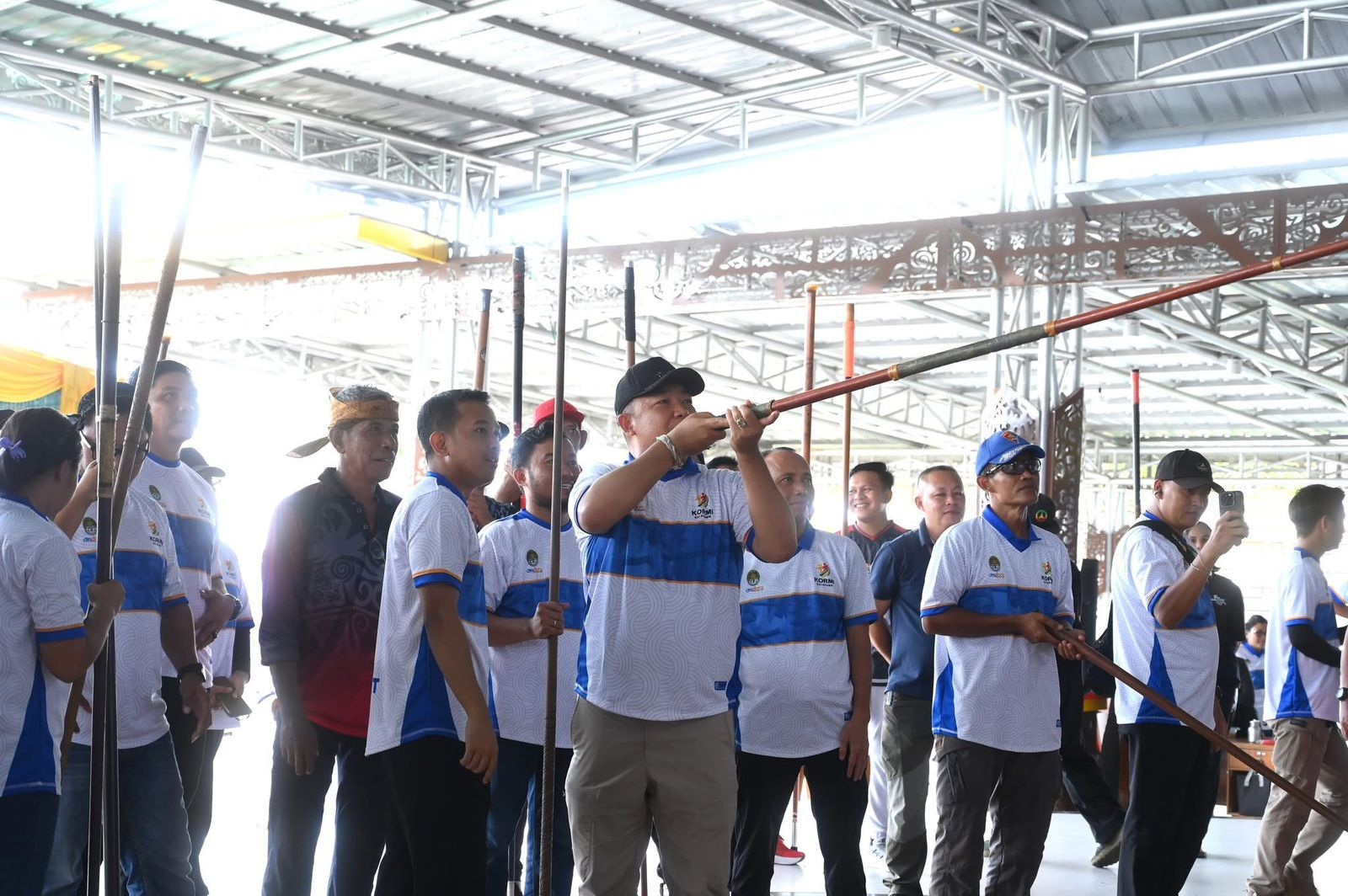 MENYUMPIT: Bupati Ketapang, Alexander Wilyo, ikut menyumpit saat membuka Kejuaraan Menyumpit KORMI Cup se-Kalimantan Barat 2025, di Balai Sungai Kesang, Sabtu (6/12).