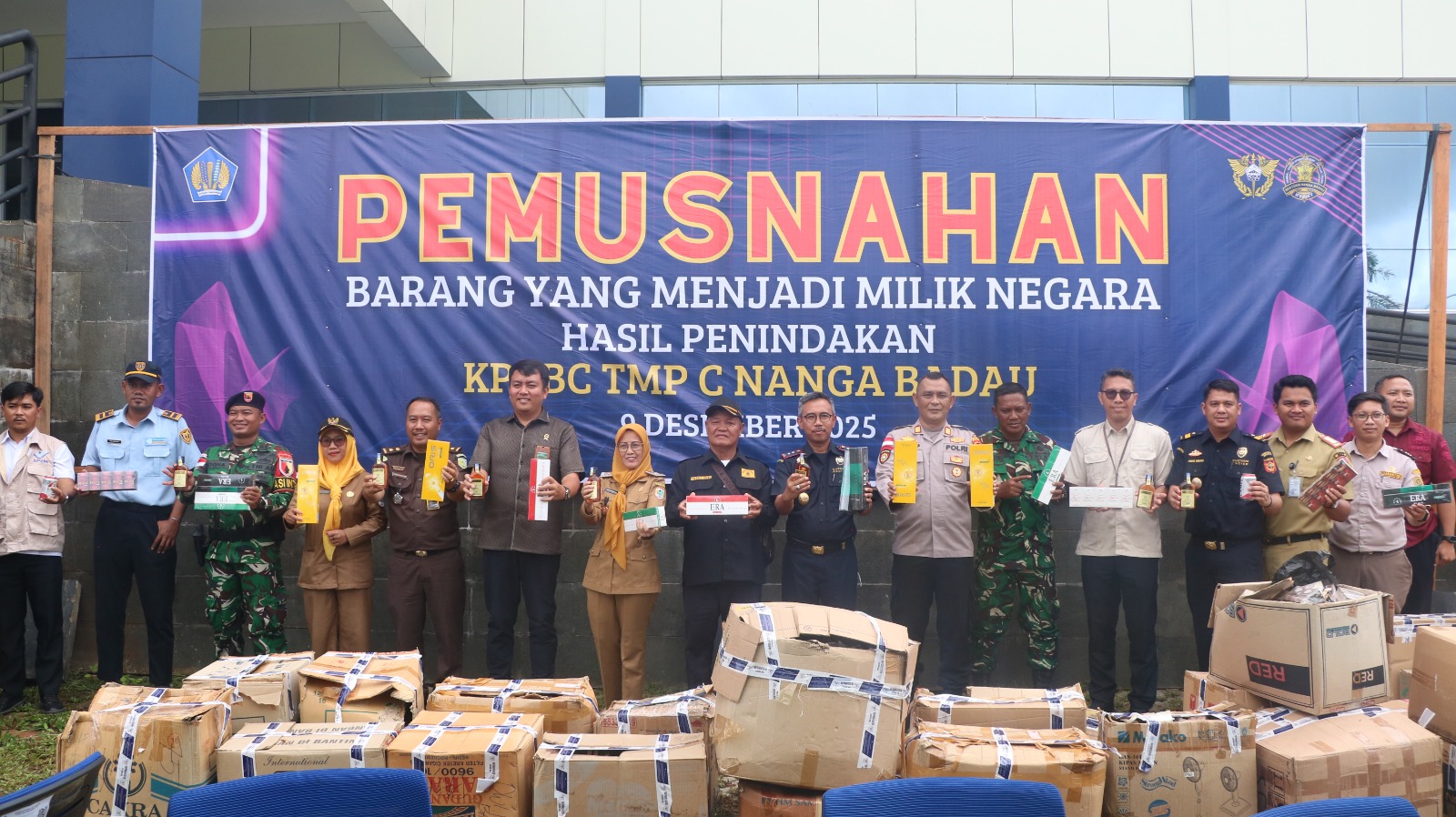 Pemusnahan barang illegal yang dilakukan oleh Bea Cukai Badau sepanjang tahun 2025.
