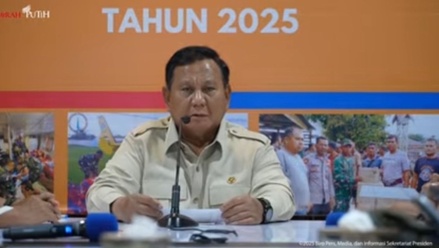 Presiden Prabowo Subianto memimpin rapat koordinasi terkait penanganan bencana di Banda Aceh, Minggu (7/12) malam.