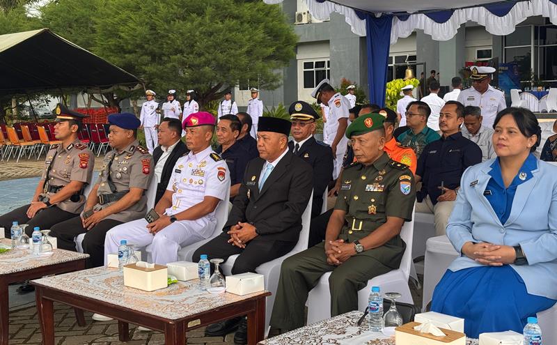HADIR: Wabup Juli saat menghadiri upacara HUT Armada RI ke-80.
