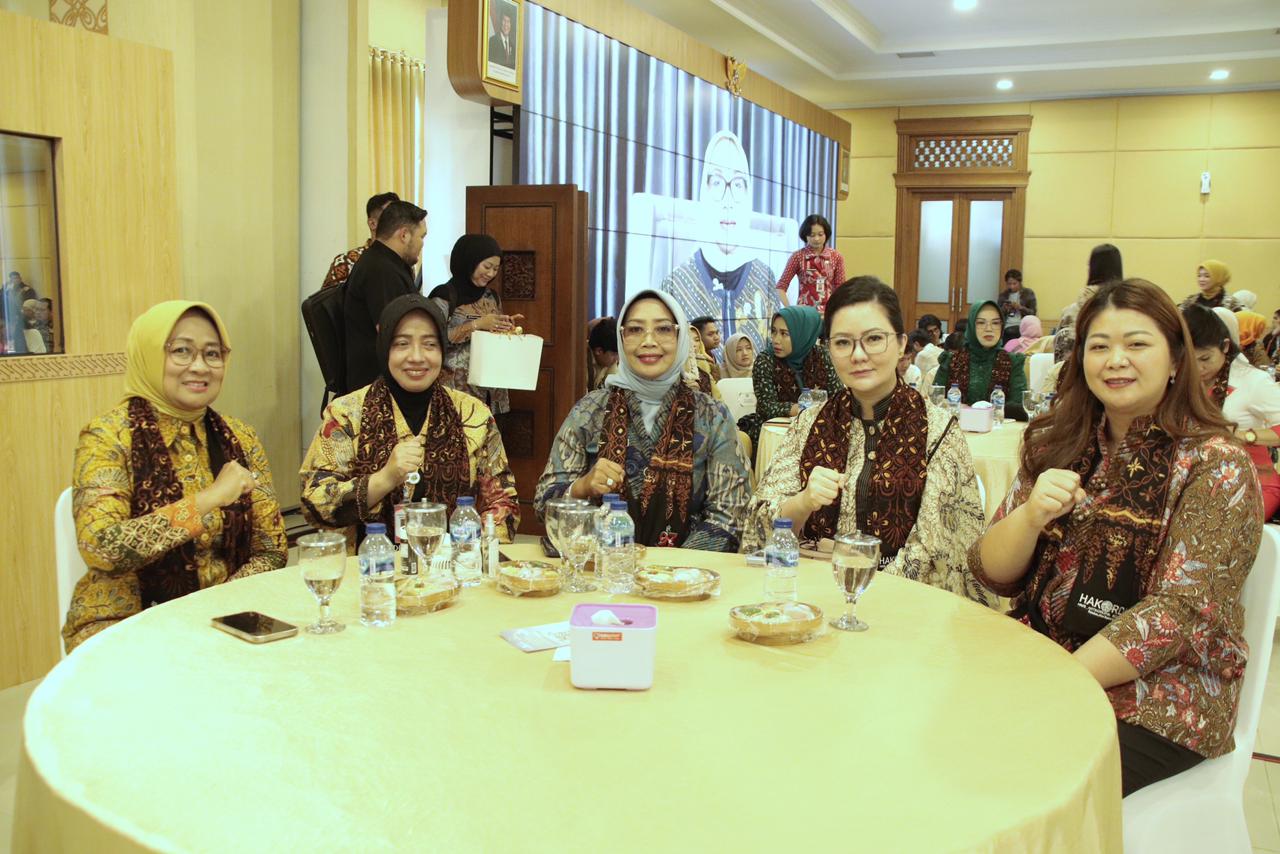 PERTEMUAN: Bupati Mempawah, Erlina, mengikuti Seminar Antikorupsi yang digelar oleh Komisi Pemberantasan Korupsi (KPK) Republik Indonesia di Aula Pracimasana, Gedung Pemerintah DIY.
