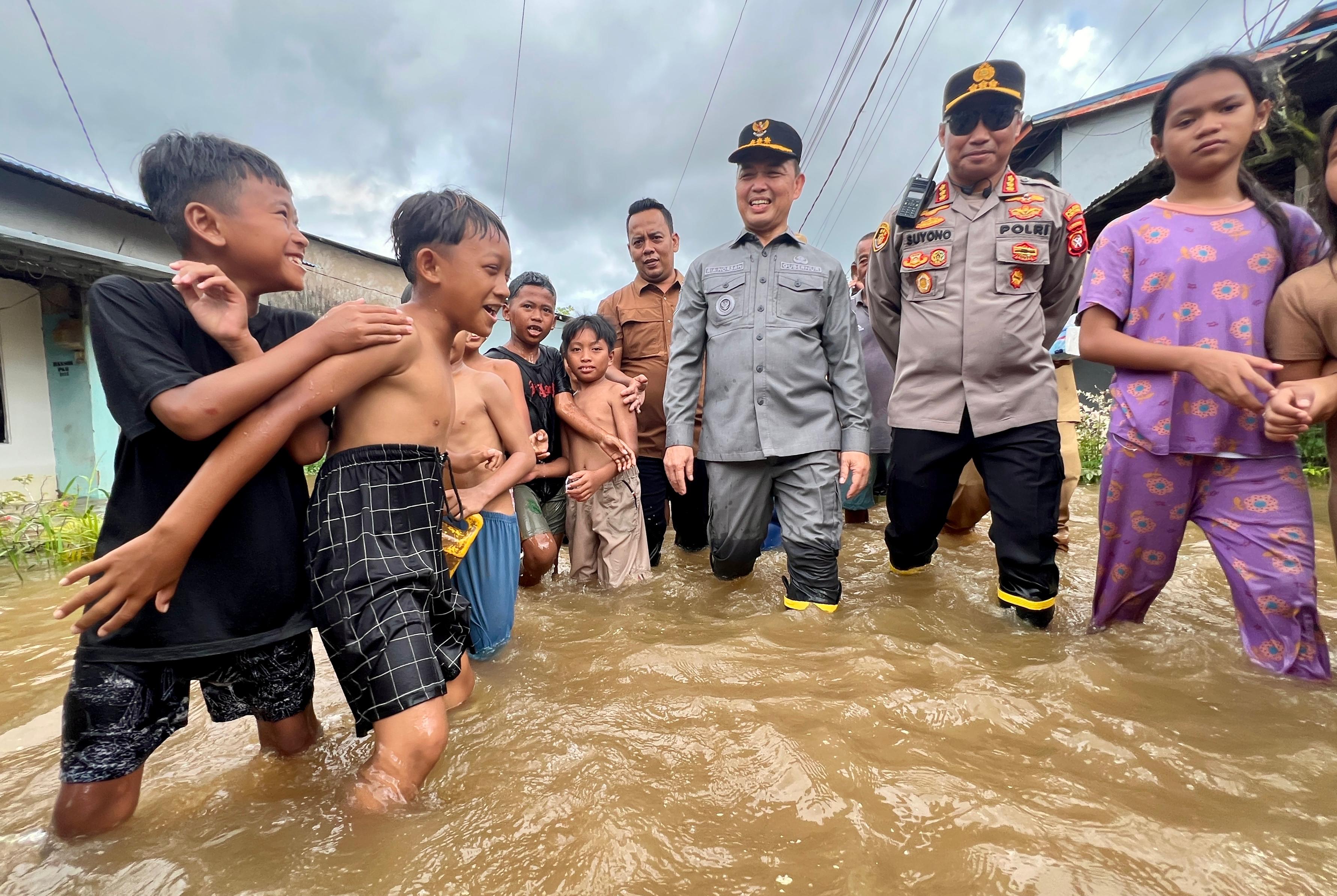 PANTAU BANJIR : Gubernur Kalbar Ria Norsan didampingi Walikota Pontianak Edi Kamtono meninjau banjir rob di dua ritik di kawasan Jeruju dan Tambelan Sampit, Selasa (9/12).
