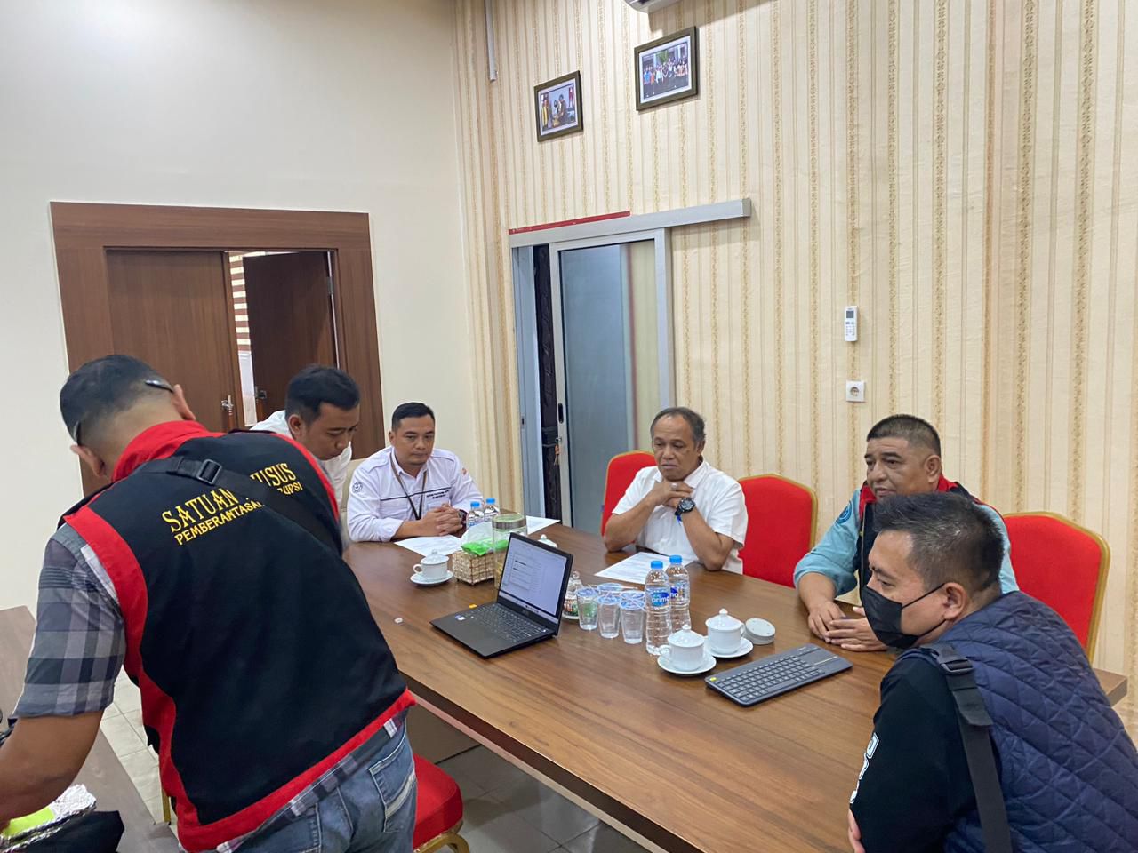 GELEDAH : Tim penyidik Kejati Kalbar melakukan penggeledahan di Kantor Politeknik Negeri Ketapang, Senin (8/12).