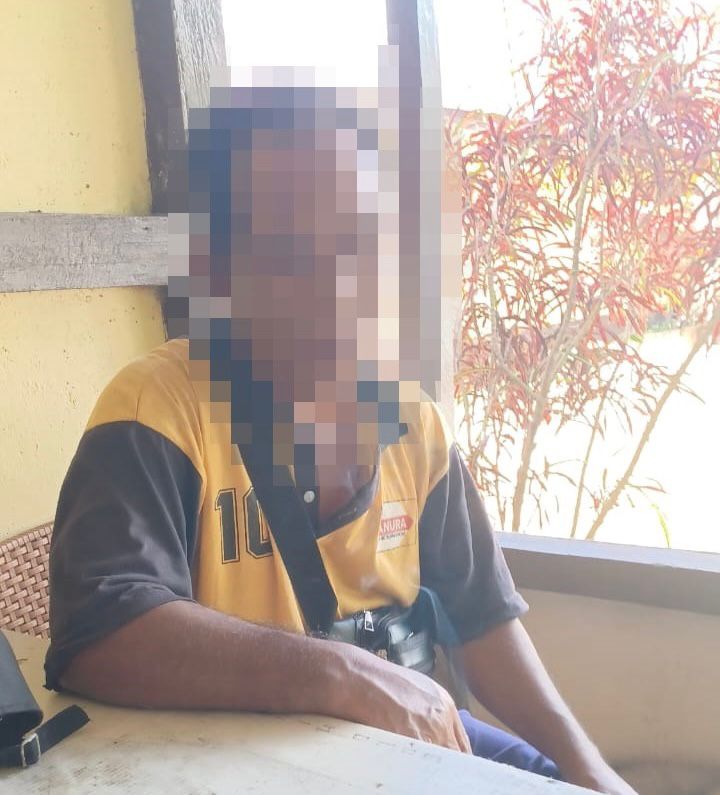 PELAKU : Pelaku saat menyerahkan diri ke Mapolsek Tumbang Titi.