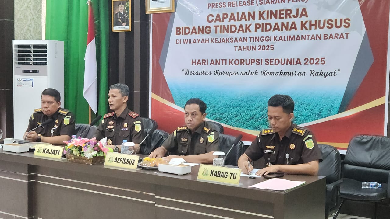 Konferensi pers Kejaksaan Tinggi Kalimantan Barat terkait kasus tindak pidana korupsi sepanjang 2025, pada Selasa, 9 Desember 2025.