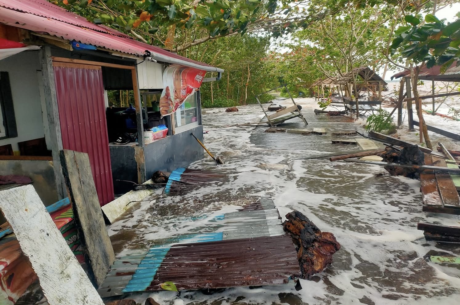 Sejumlah bangunan di Pantai Tanjung Belandang rusak diterjang air pasang laut, Senin (8/12).