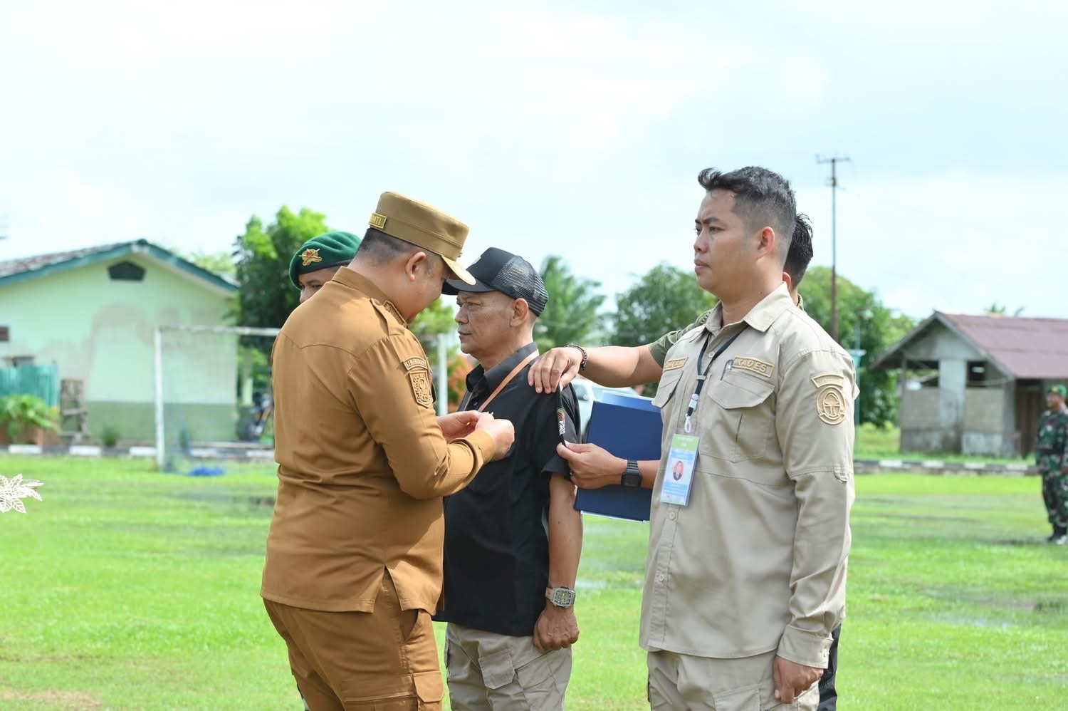 RETREAT : Bupati Ketapang, Alexander Wilyo, menyematkan pita untuk peserta retreat Kades terpilih, Senin (8/12).