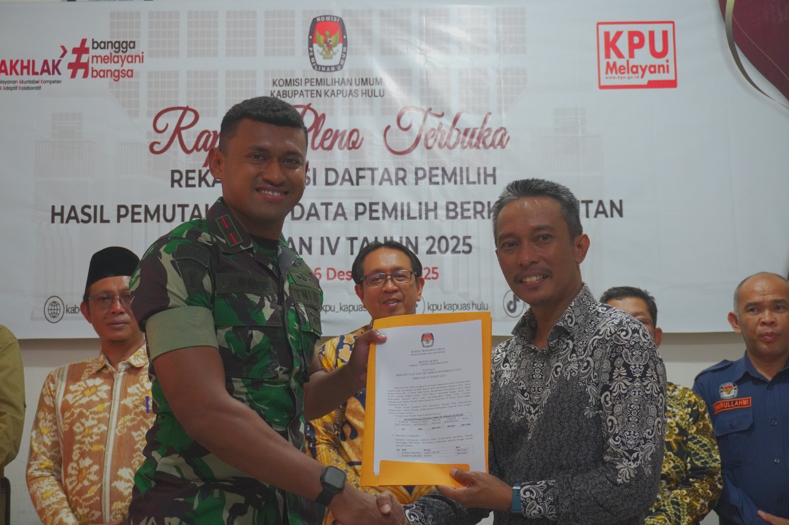 PDPB  : Ketua KPU Kapuas Hulu Mohammad Yusuf saat menyerahkan hasil PDPB kepada peserta rapat.