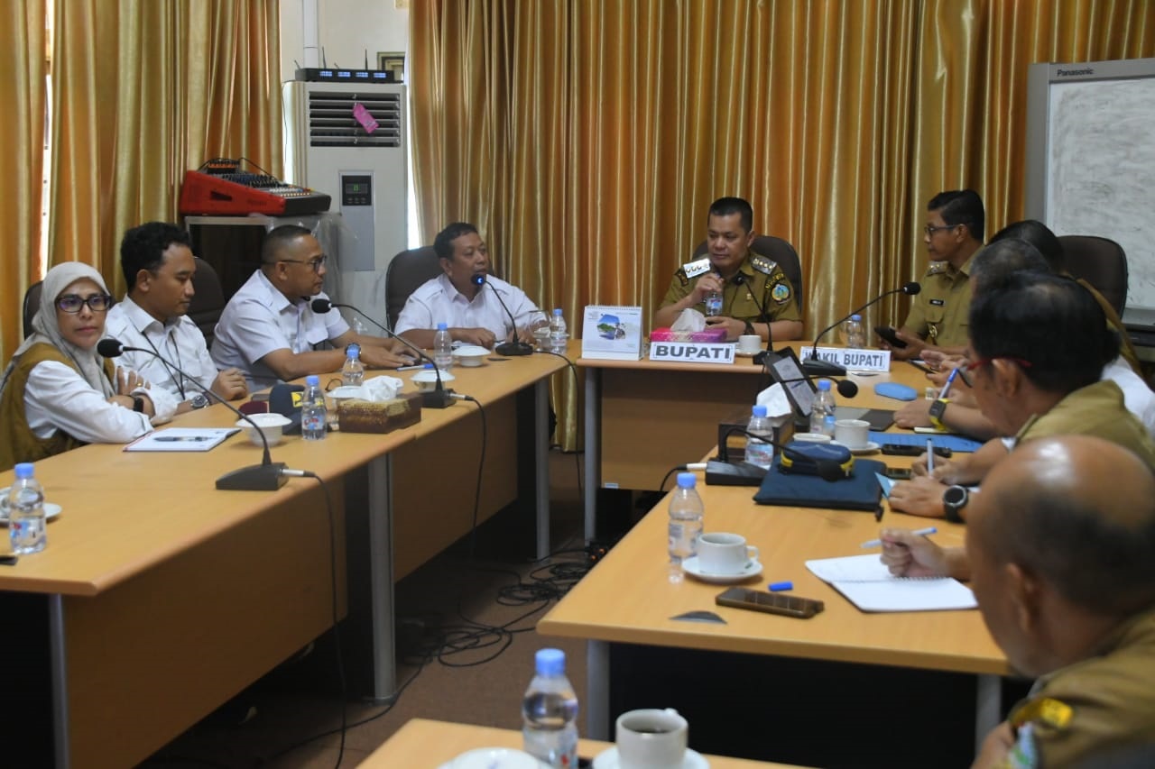 PERTEMUAN : Pertemuan Bupati Kayong Utara, Romi Wijaya, didampingi Wakil Bupati Amru Chanwari, bersama Kepala Balai Wilayah Sungai (BWS) Kalimantan I, M. Tahid, di Ruang Rapat Bupati, Sukadana, (8/12)