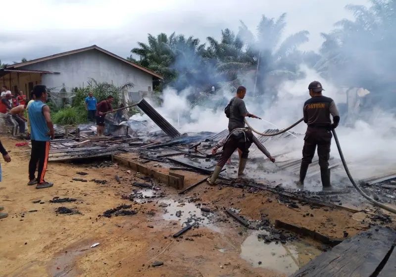 HANGUS : Insiden mess terbakar, menghanguskan seluruh bangunan hunian dan memaksa 16 keluarga karyawan untuk mengungsi.