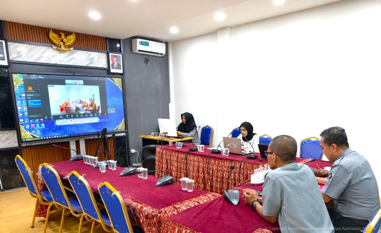 Peserta rapat dari Kanwil KemenkumHAM Kalbar dan Pemkab Melawi membahas sinkronisasi Raperda struktur organisasi dalam sesi harmonisasi.
