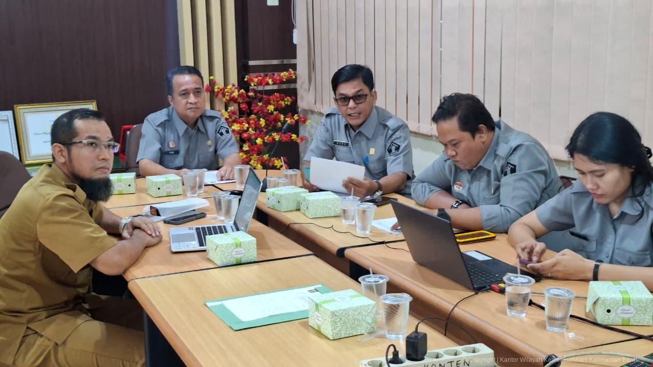 Tim Kanwil KemenkumHAM Kalbar dan Pemkot Singkawang membahas penyempurnaan Raperwal SPM 2025&ndash;2029 dalam rapat harmonisasi.