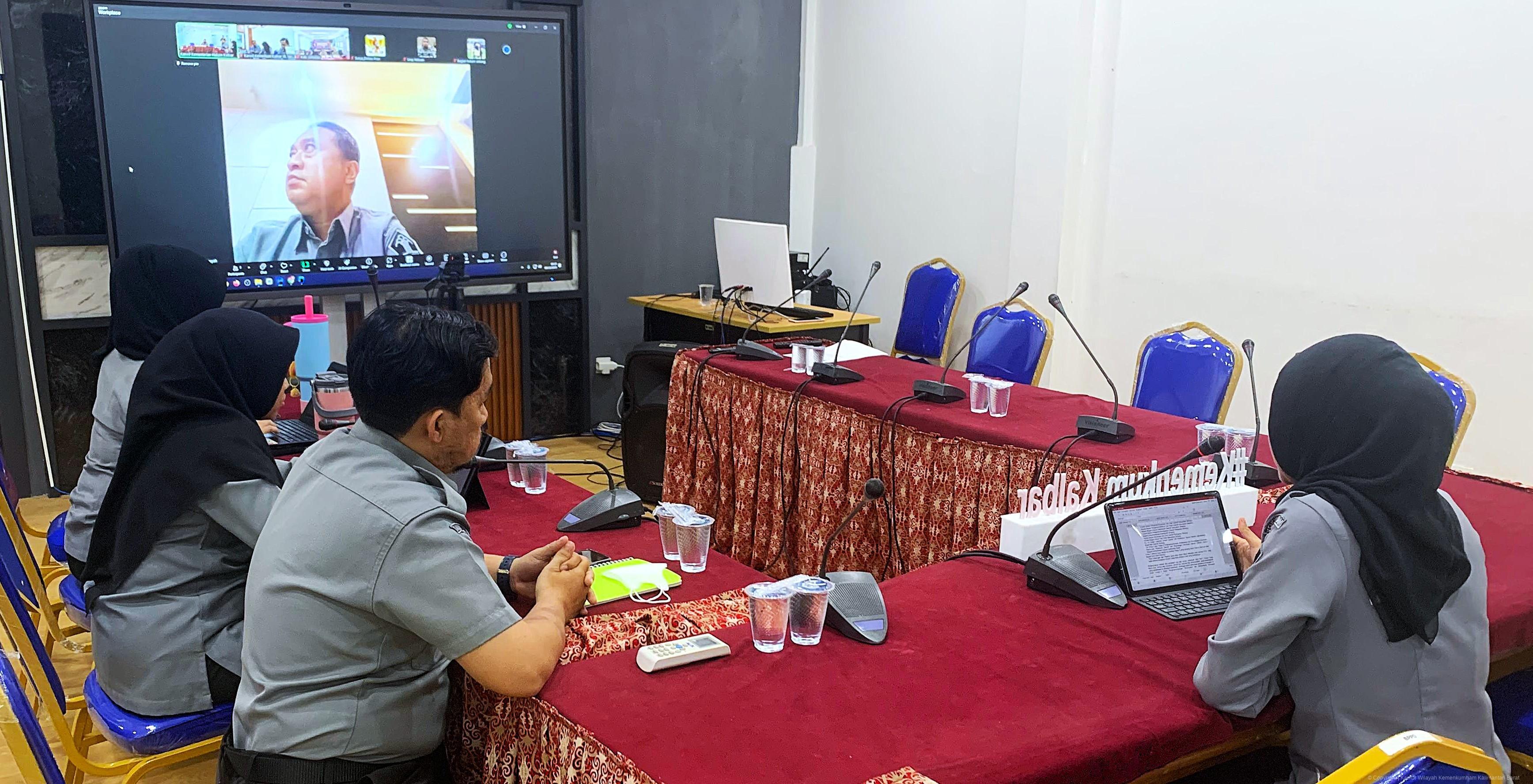 Tim Kanwil KemenkumHAM Kalbar dan Pemkab Sekadau membahas penyempurnaan Raperbup Retribusi UMKM Centre dalam rapat harmonisasi.