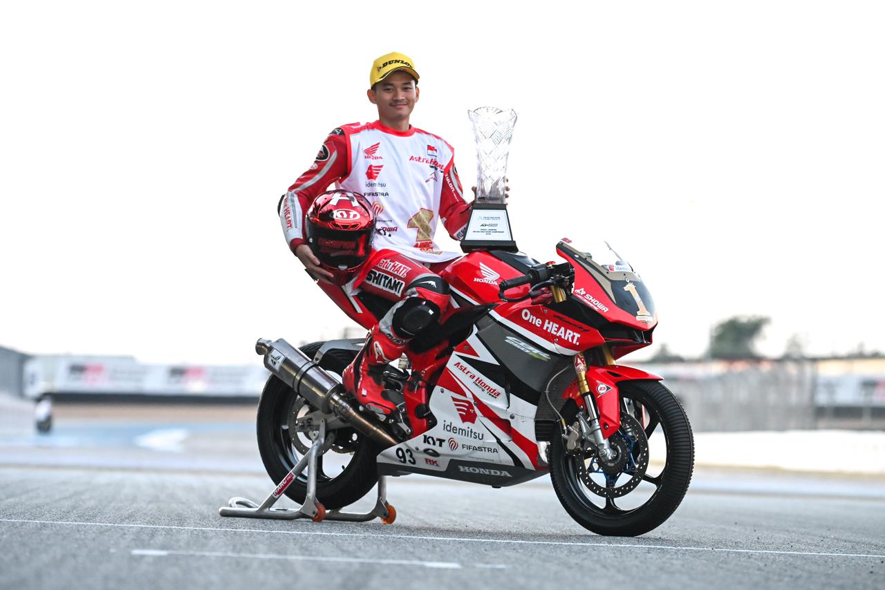Fadillah Arbi Aditama merayakan gelar Juara Asia di seri terakhir ARRC 2025 di Buriram, Thailand, menorehkan prestasi gemilang bersama CBR250RR.