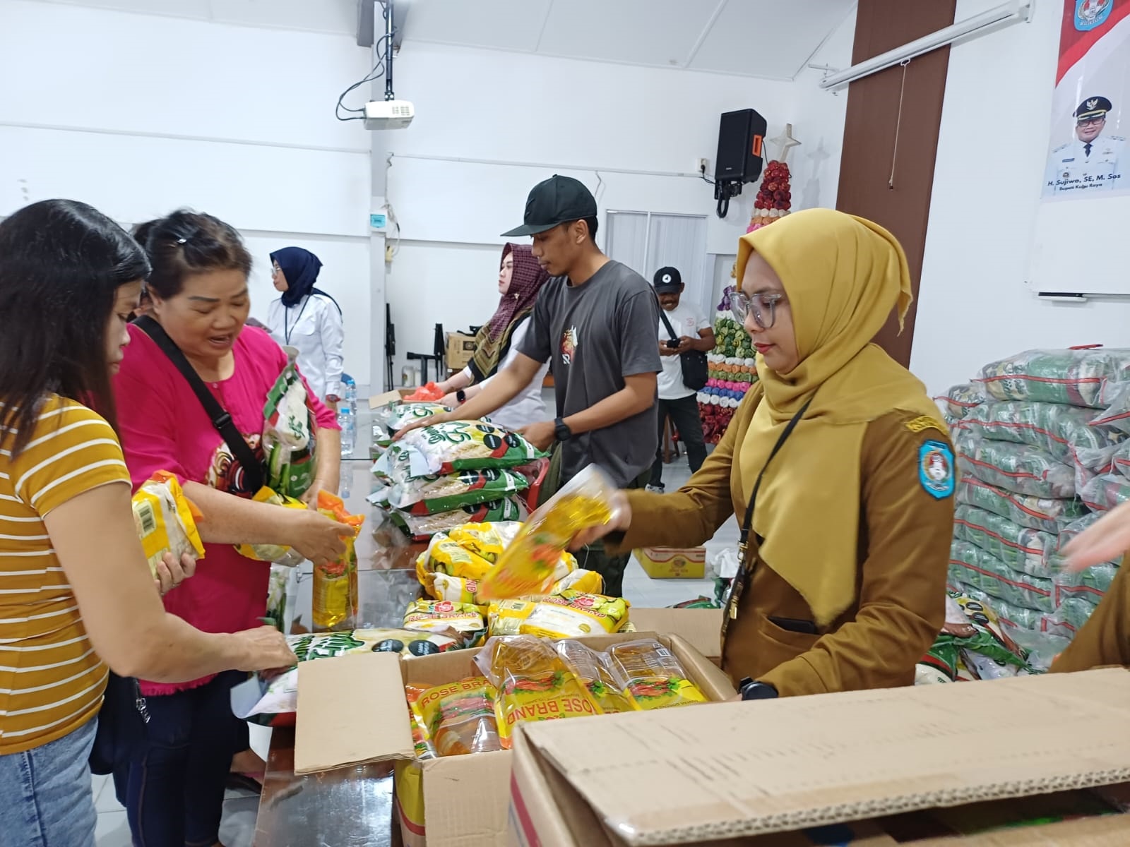 MURAH: Operasi pangan murah di Gereja St. Agustinus Kecamatan Sungai Raya, Senin (8/12,) diserbu warga yang ingin mendapatkan paket sembako dengan harga lebih rendah menjelang Natal dan Tahun Baru.