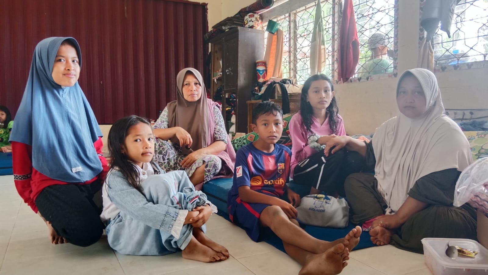 MASIH TRAUMA: Yuni Efnita (kanan) Bersama anak-anaknya tinggal di ruangan kelas SDN 05 Kayu Pasak, Agam, Sumatera Barat yang menjadi tempat pengungsian sejak (3/12).