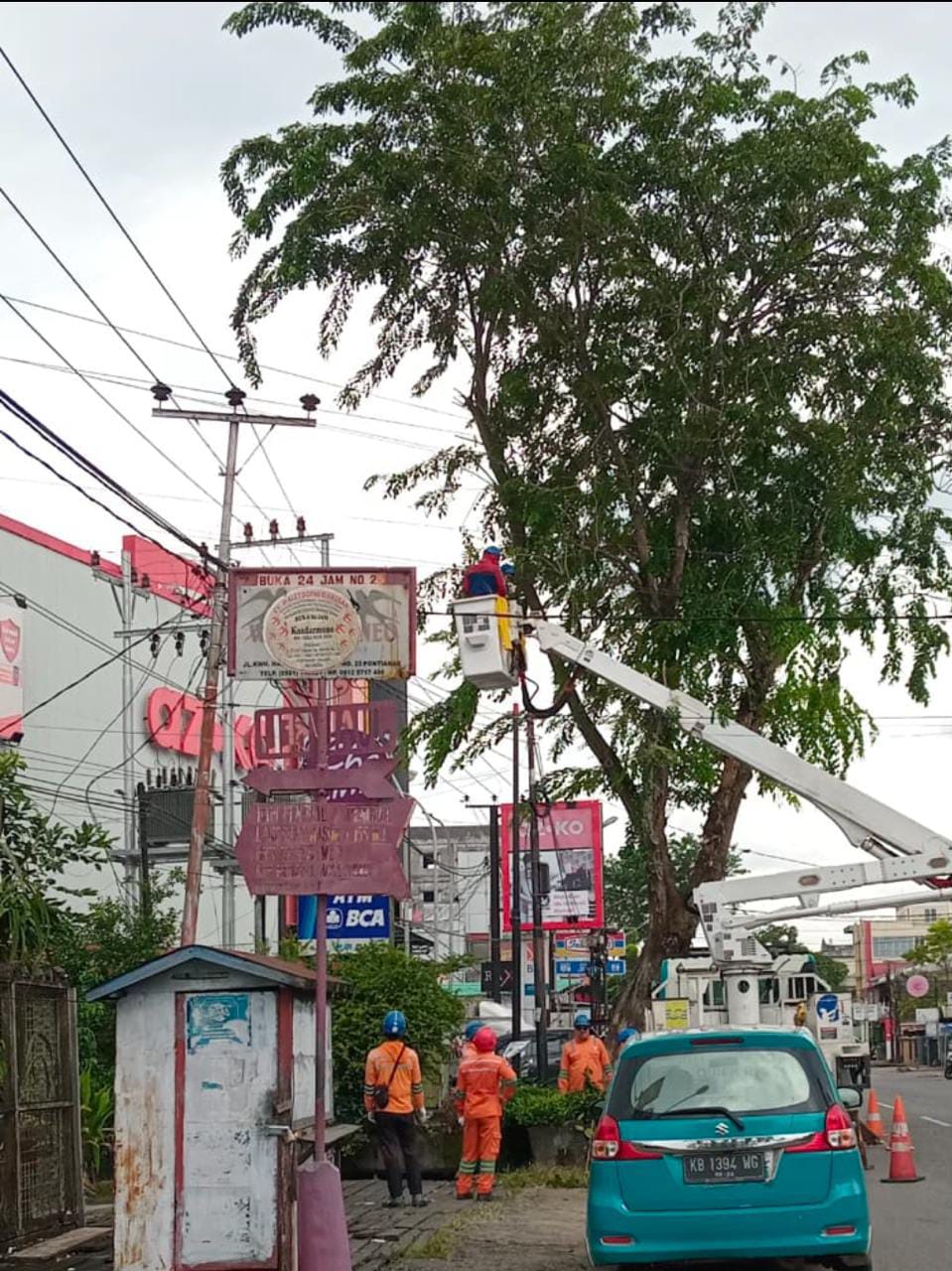 Petugas Pelayanan Teknik ULP Pontianak Kota bersama Tim PDKB melakukan pemangkasan pohon menggunakan mobil skylift untuk mengatasi dahan yang sudah terlalu tinggi dan berada terlalu dekat dengan jarin