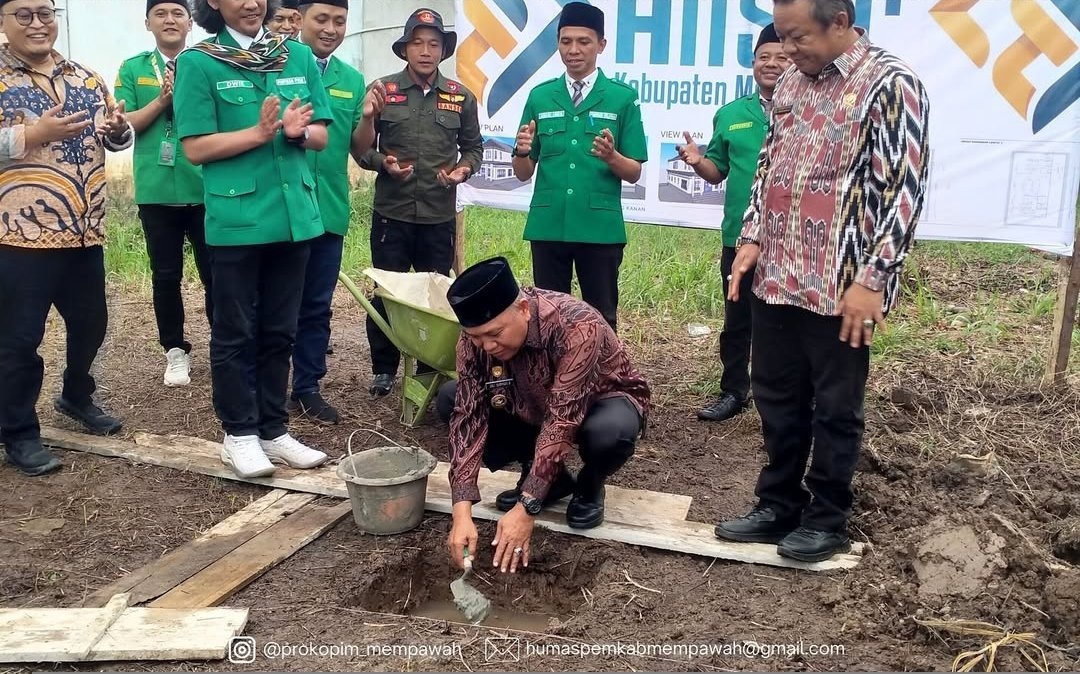 PERTAMA: Wabup Juli Suryadi meletakan batu pertama pembangunan Sekretariat GP Ansor Mempawah.