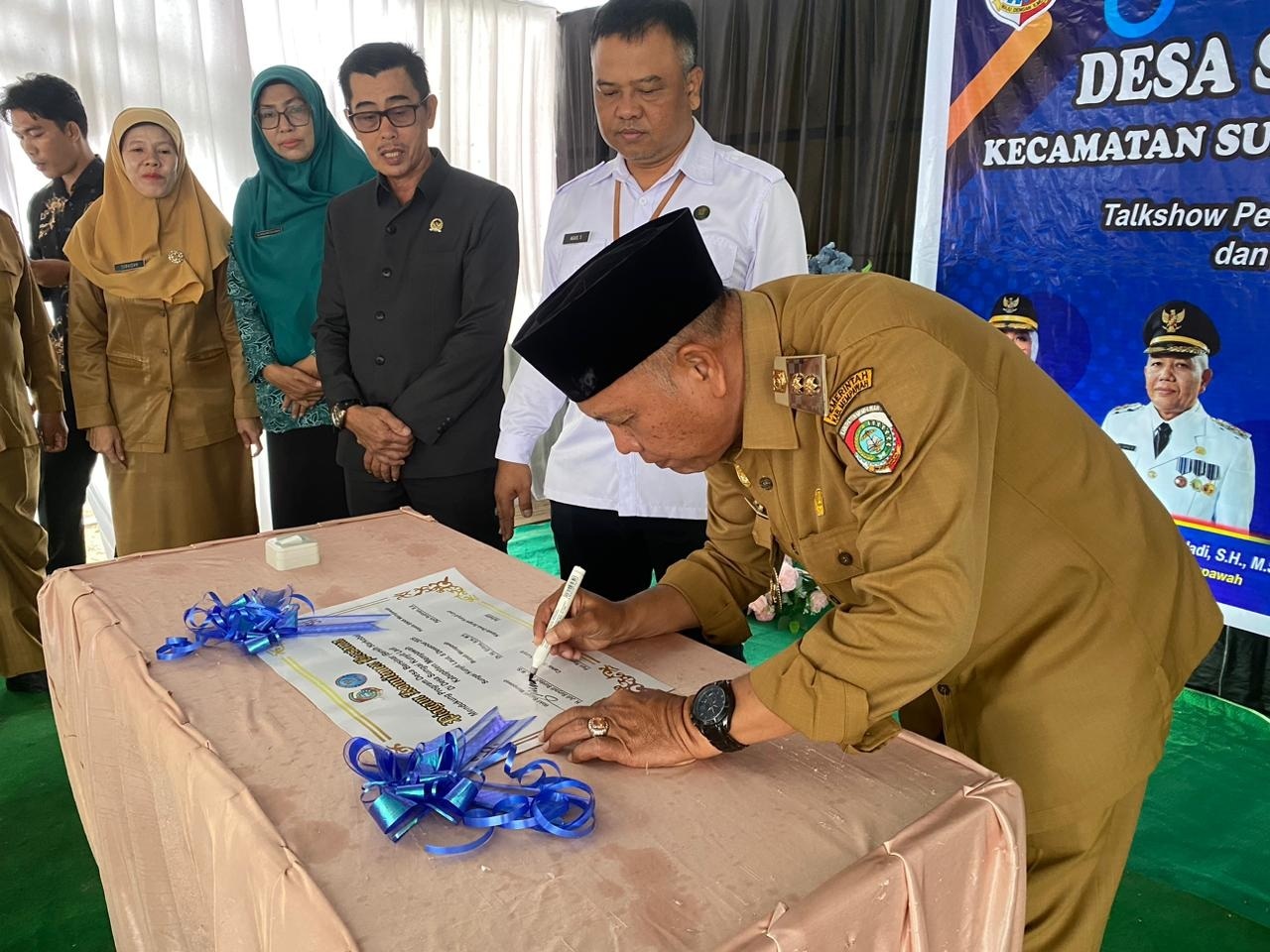 PERESMIAN: Wakil Bupati Mempawah meresmikan Desa Sungai Kunyit Laut sebagai desa Bersinar.