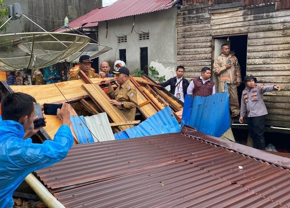 TINJAU: Wabup Juli Suryadi saat meninjau lokasi rumah roboh diterjang gelombang tinggi.