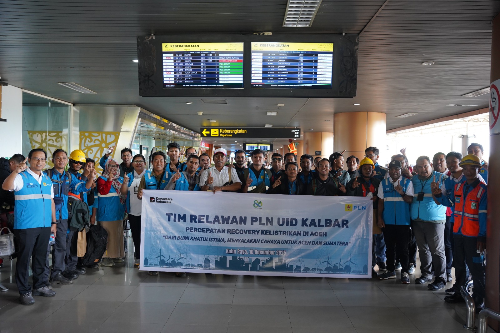 Jajaran Manajemen dan Tim Relawan PLN UID Kalbar, berfoto bersama di Bandara Supadio Pontianak, sesaat sebelum terbang menuju Aceh.