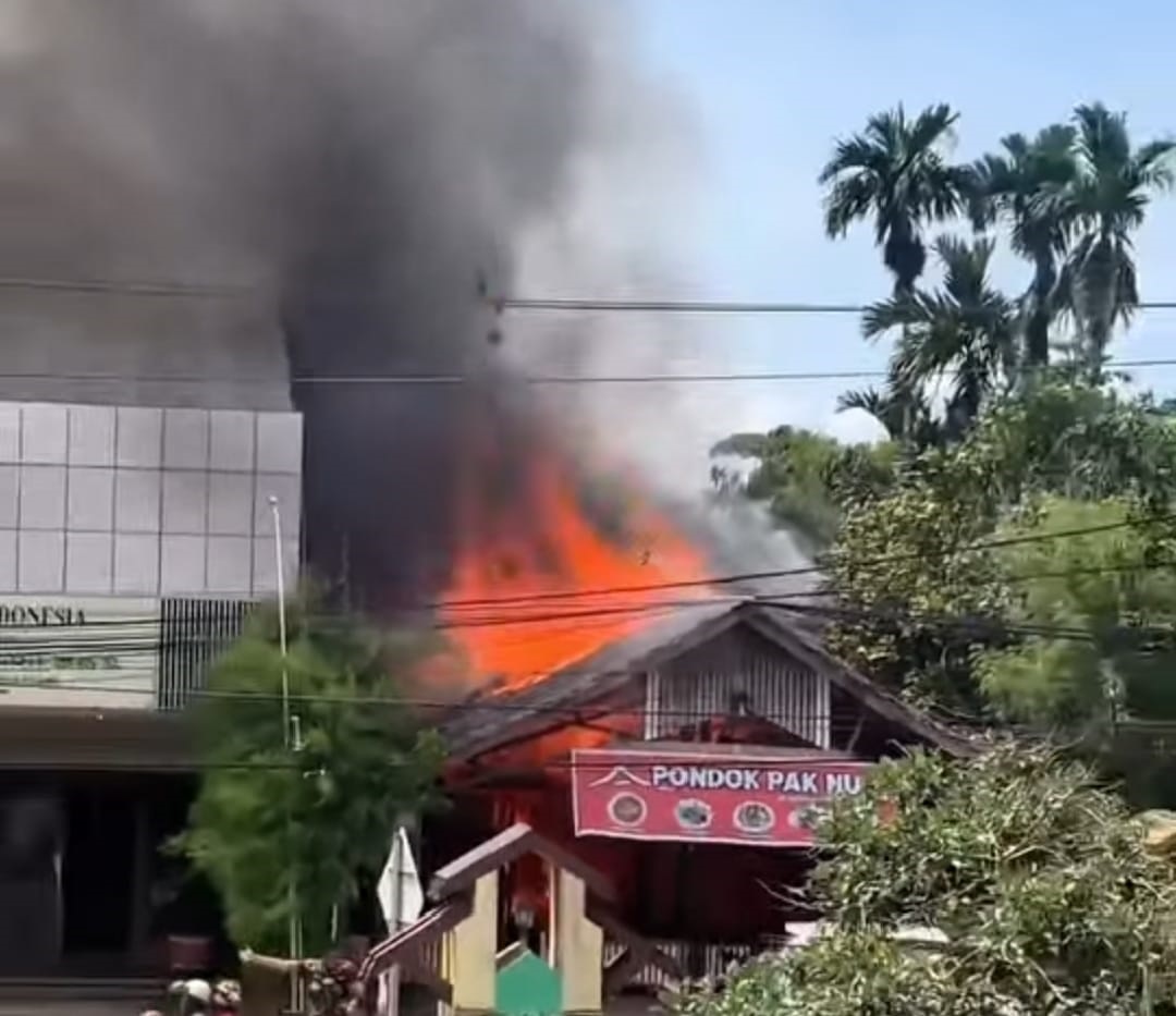 KEBAKARAN: Api menghanguskan Rumah Makan Pondok Pak Nur di Singkawang Jalan Yos Soedarso, Kelurahan Kuala, Singkawang Barat, Selasa (9/12).