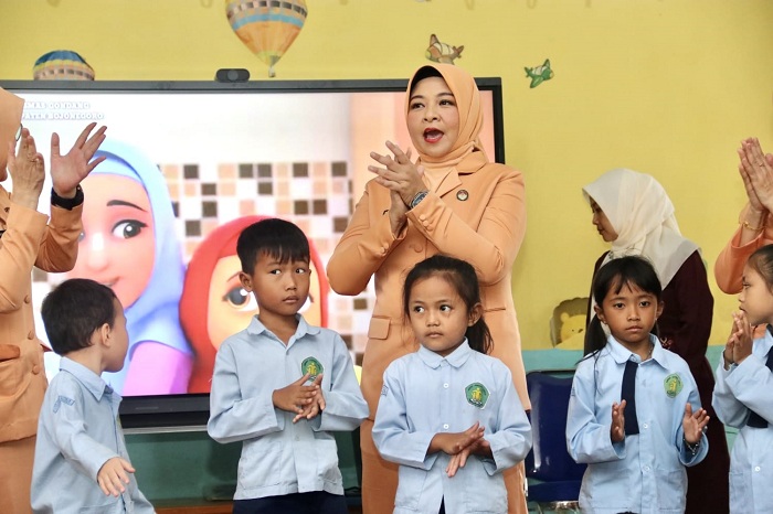 AKRAB: Ketua DWP Kalbar Windy Prihastari Harisson berinteraksi dengan anak-anak TK Pertiwi dalam kegiatan DWP Mengajar di Pontianak.