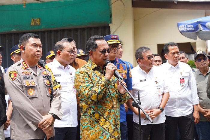 Seorang pejabat memberikan keterangan kepada media saat meninjau lokasi insiden, didampingi sejumlah aparat dan pejabat terkait.