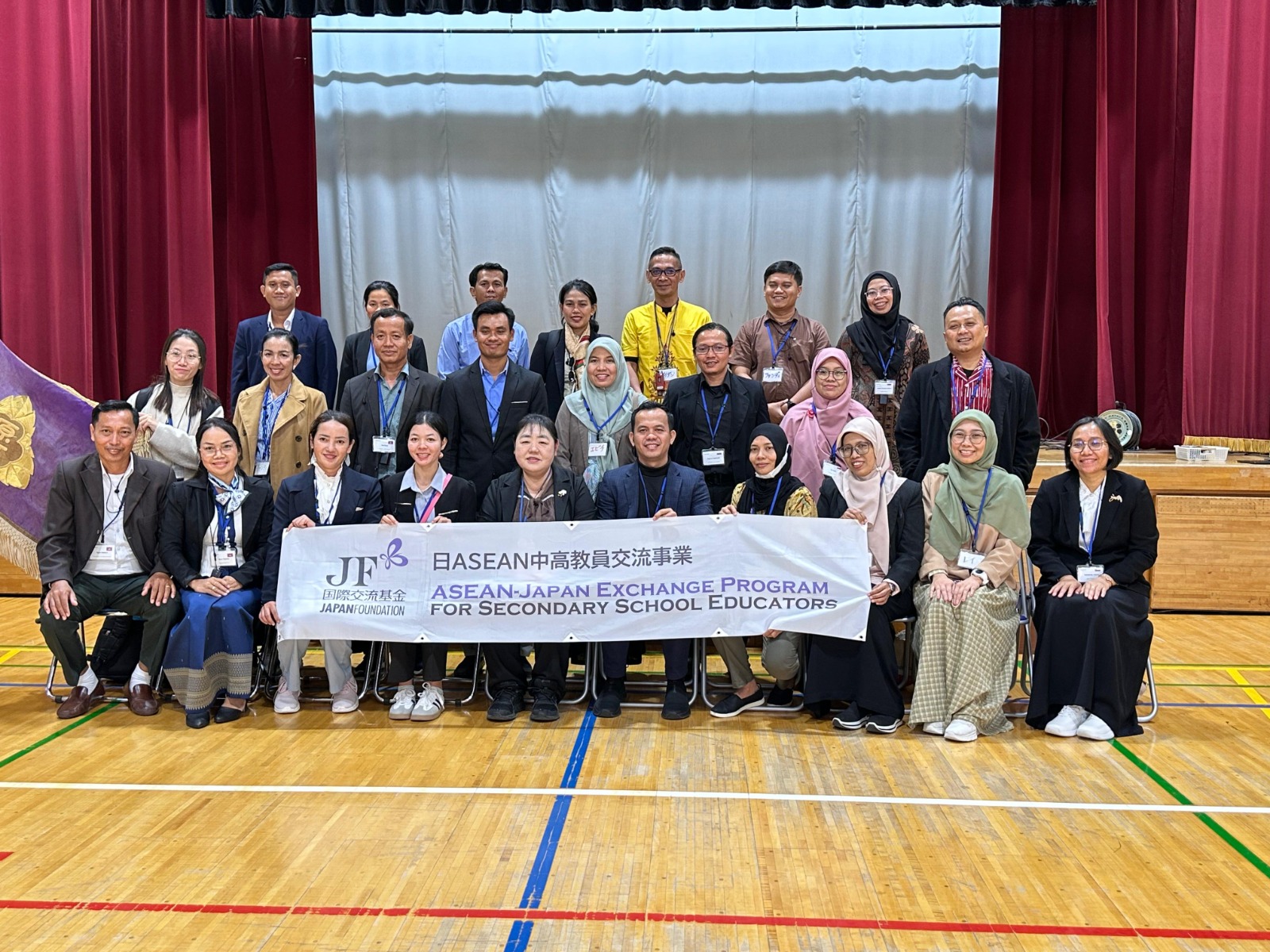 GURU: Guru SMKN 1 Sungai Raya, Rudi Maryati (tiga kanan paling bawah) salah satu peserta Program Pertukaran Guru ASEAN- Jepang