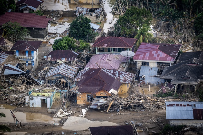 Sejumlah bangunan rusak pascabanjir bandang di Aceh Tamiang, Aceh, Kamis (4/12/2025). Berdasarkan data Posko Komando Tanggap Darurat Bencana Hidrometeorologi Aceh pada Selasa (2/12) sebanyak 1.452.185 jiwa terdampak bencana hidrometeorologi yang melanda 3