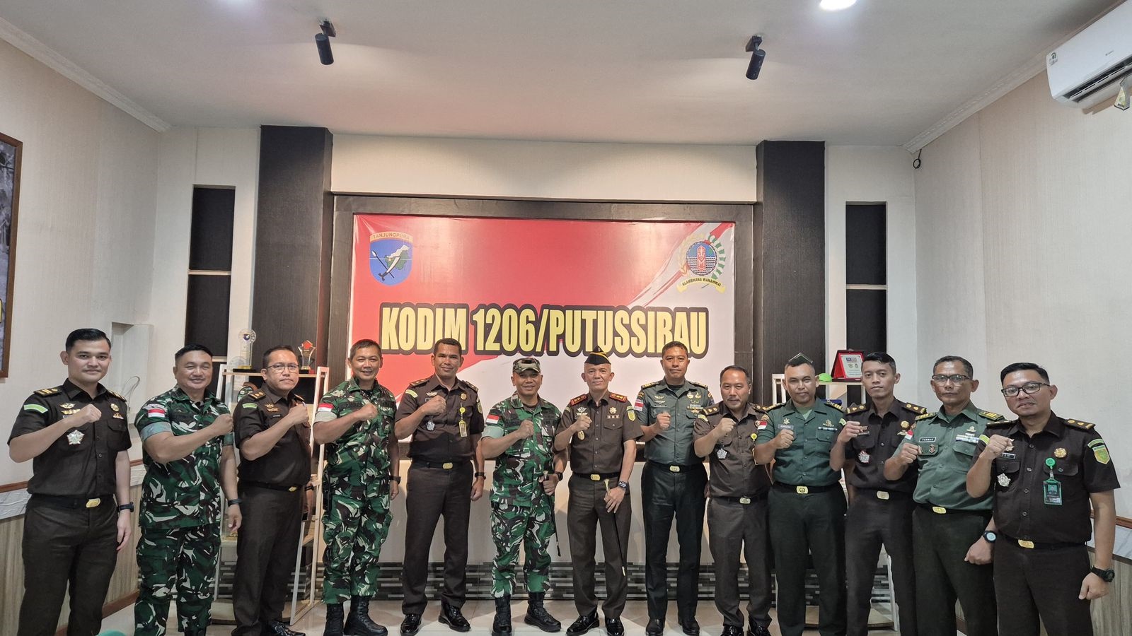 AGENDA : Kajari Kapuas Hulu bersama jajarannya menyambangi Makodim 1206 PSB yang merupakan agenda rutin untuk menjaga hubungan baik.