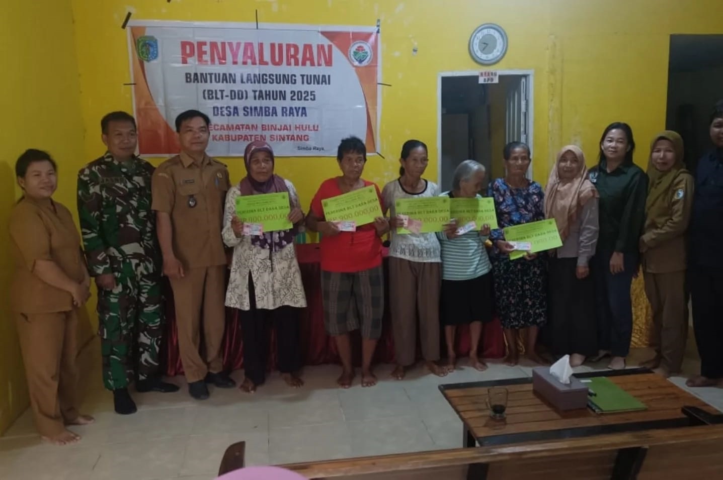 SALURKAN: Warga Desa Simba Raya, Kecamatan Binjai Hulu, Kabupaten Sintang menerima penyaluran BLT-DD Triwulan IV secara tertib.