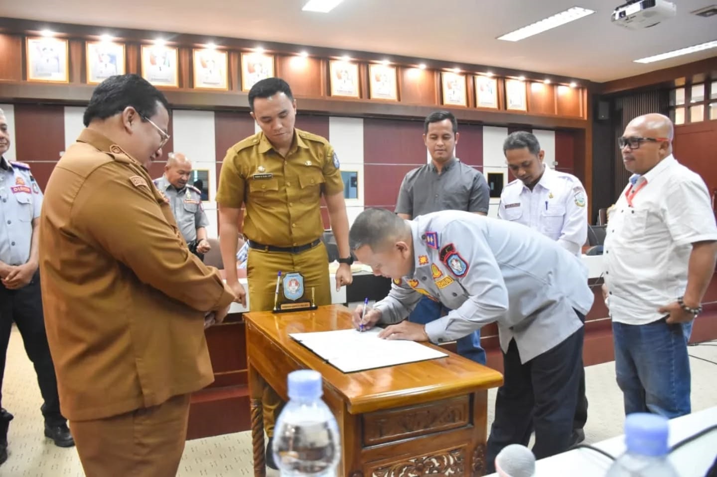 TANDA TANGAN: Wakil Bupati Kubu Raya, Sukiryanto, menyaksikan penandatanganan nota kesepahaman antara antara Organda dan Manajemen BBI terkait lokasi parkir resmi di Sungai Raya.