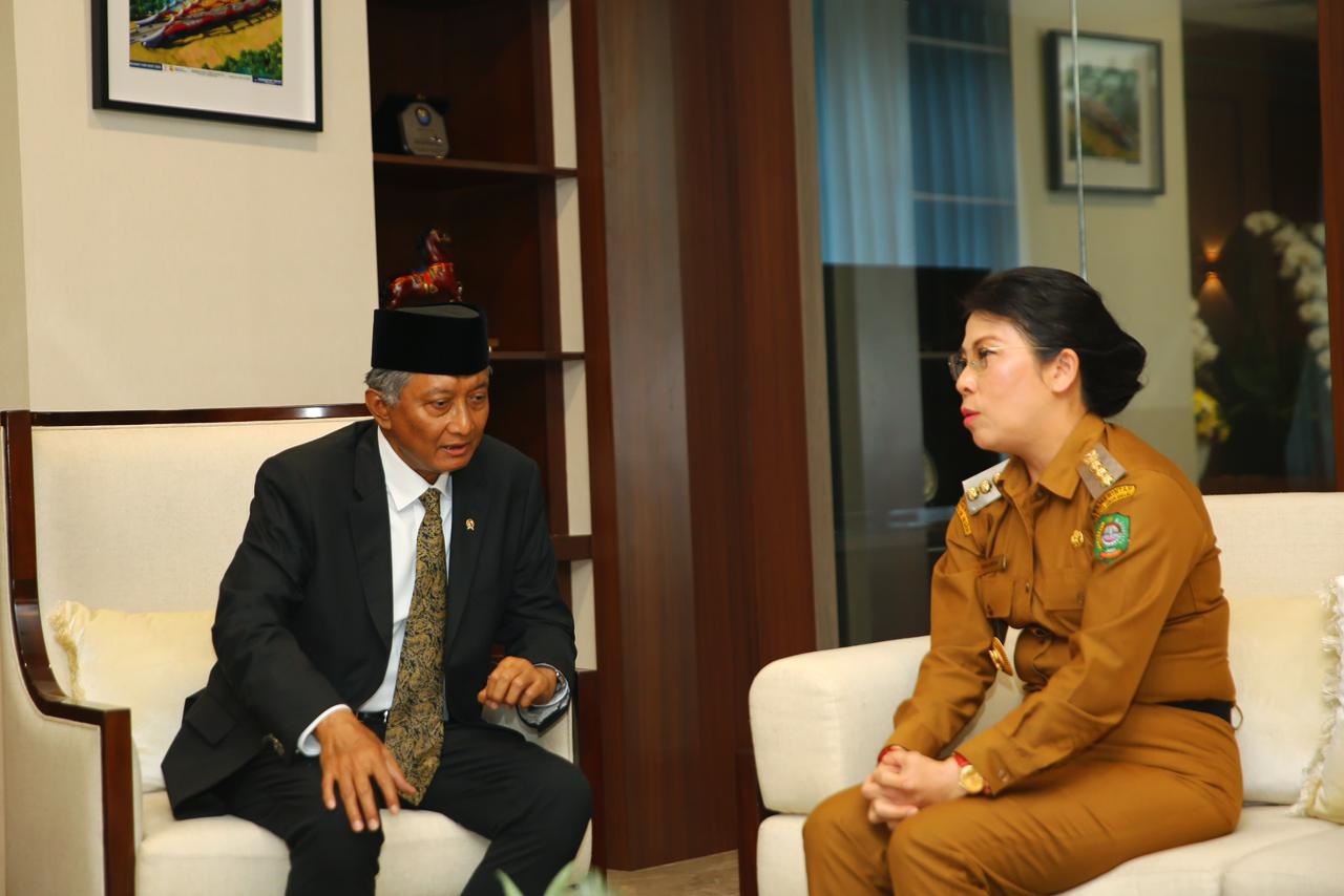 TEMUI MENTERI PU: Wali Kota Singkawang Tjhai Chui Mie memaparkan program prioritas kepada Menteri PU Dody Hanggodo di Jakarta, Selasa (9/12).